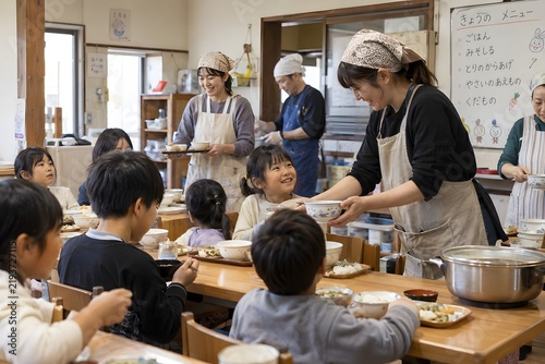 子ども食堂で配膳するボランティア