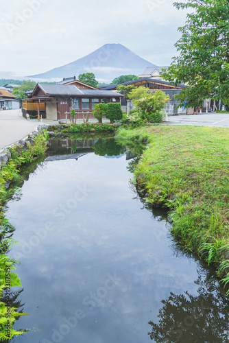 Naklejka 日本の観光地【山梨県】夏の富士山と忍野八海