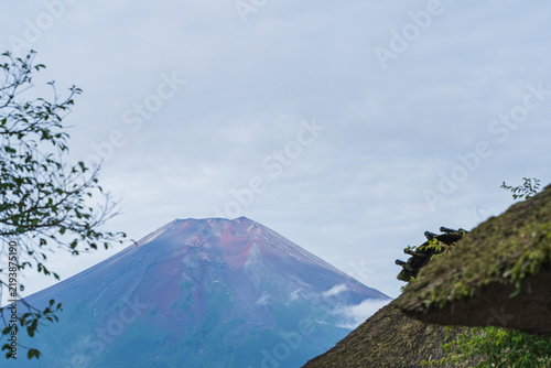Naklejka 日本の風景【山梨県】忍野八海・茅葺き屋根越しに見る夏の富士山