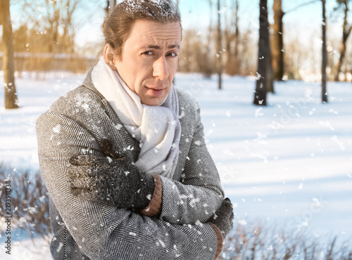 Cuadro en lienzo portrait of a man freezing and shivering in the cold winter weather