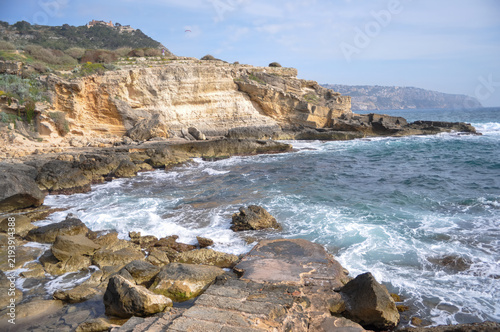 Fotografía Coastal Scenery with Rocky Shoreline and Waves
