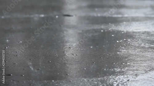 石に落ちる雨 シームレスループ動画背景 16:9 4K