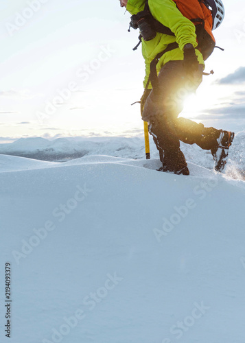 Foto Mountaineer climbing in the snow at Liathach Ridge, Scotland