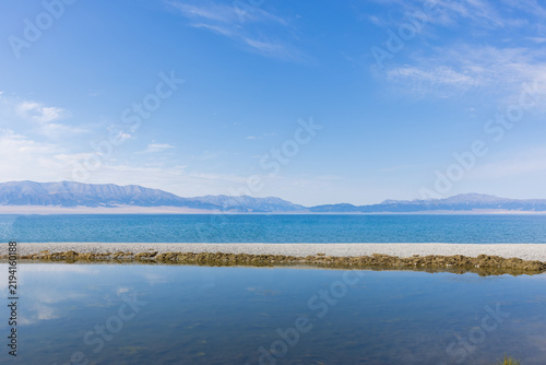Quadro su tela Calm Mountain Sayram lake in Xinjiang province China With Clear Blue Sky Reflect