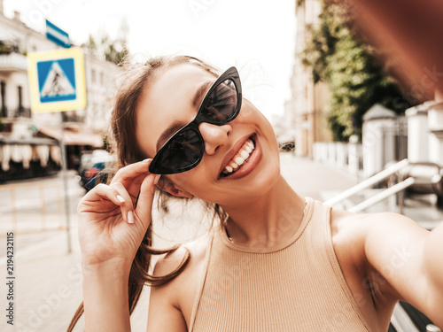 Foto Beautiful smiling model in summer casual clothes