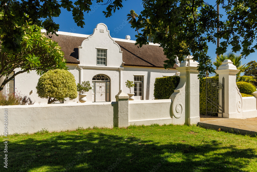 Naklejka premium Winery mansion surrounded by greenery in South Africa