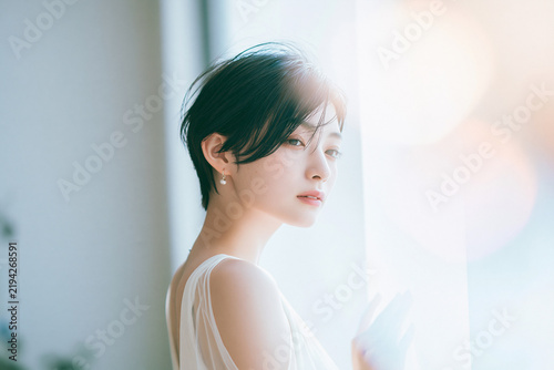 Naklejka 透明感のある女性の爽やかなビューティーポートレート。