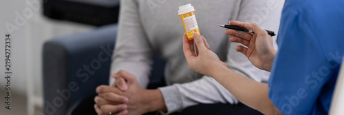 Foto doctor explain drug bottle instructions with a patient in a hospital office