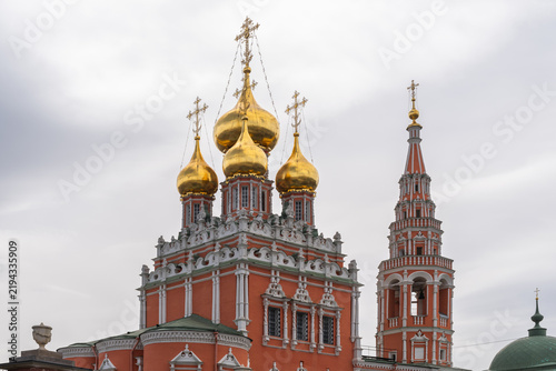 Foto Golden domes and the bell tower of the Orthodox Church of the Resurrection in Kadashevsky Lane