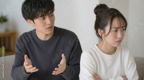 Plakat 喧嘩をして腕を組み横を向く女性に焦って話し合いを試みる男性