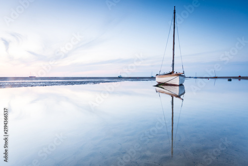 Naklejka Sailboat at dusk