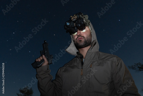 Fotografía Tactical operator wearing bridged night vision and thermal monocular head mount