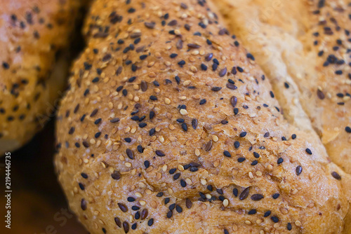 Foto Multigrain bread loaf with sesame and flax seed crust, rustic bakery texture, wa