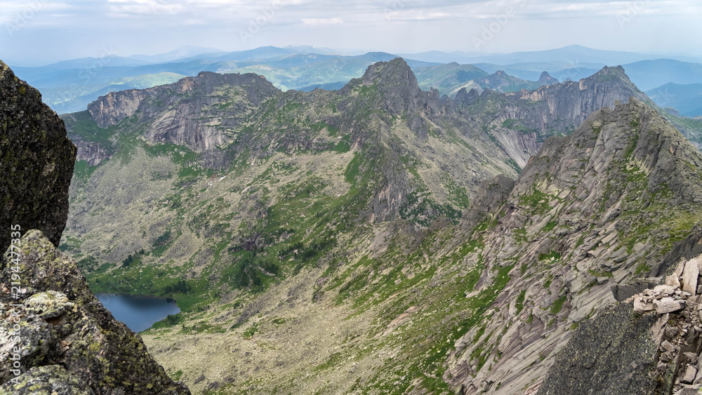 Fototapeta premium mountain lake. a lake in the forest. rocky mountain peaks