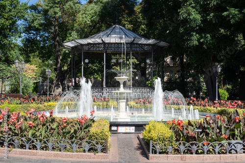 Foto fountain and alcove at the city park in the odessa