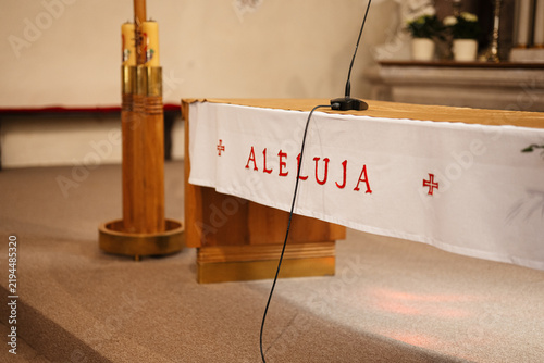 Foto Altar in church with embroidered Aleluja altar cloth, microphone on lectern read