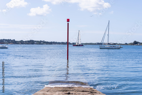 Barcos de vela navegando en la costa