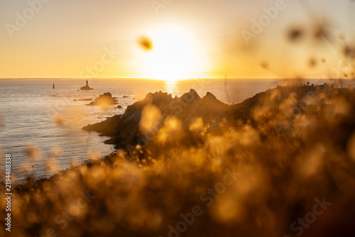 atardecer en la costa de la bretaña francesa