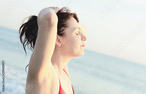 Obraz na płótnie brunette woman swimsuit dressed on sea beach,