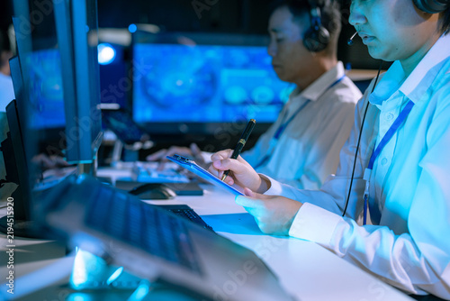 logistics operator using GPS radar and real-time fleet management dashboard on computer.