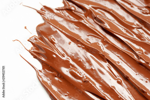 Tapety artystyczne 滑らかに溶かしたチョコレートを白背景で撮影31