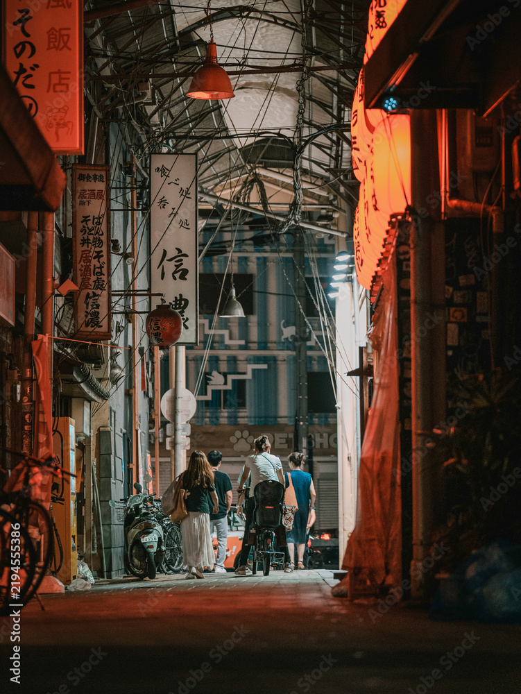 Obraz premium 夜の商店街,阪和商店街/Night market street scene with neon signs and lanterns