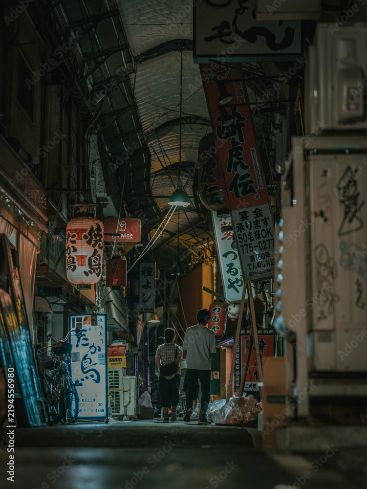 Fototapeta premium 夜の商店街,阪和商店街/Night market street scene with neon signs and lanterns