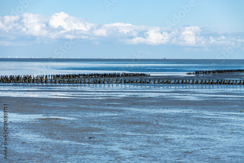 Blick auf die Nordsee mit Buhnen auf der Insel Amrum