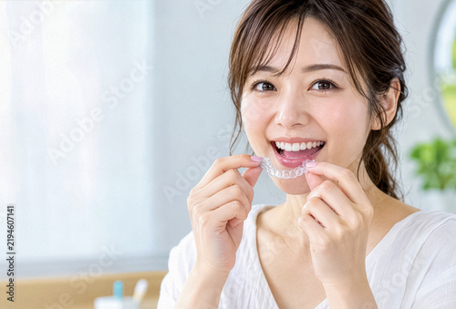 Plakat 透明マウスピース矯正装置を装着する笑顔の女性