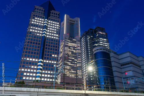 Plakat 横浜みなとみらいのオフィス街夜景 