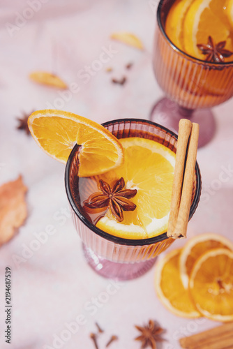 Fotografía White mulled wine with orange slices and cinnamon sticks in a glass