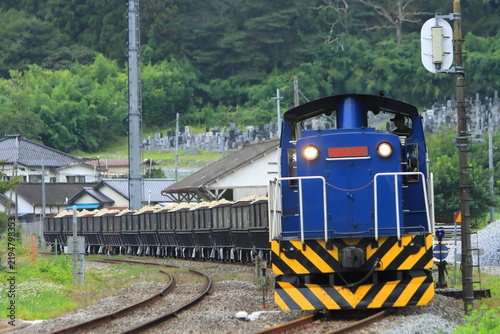 Plakat 砕石を満載して旧長安寺駅を通過する岩手開発鉄道DD5653号機牽引の貨物列車_2026/9/11撮影