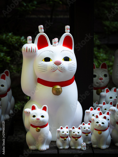 Fotografía Iconic Lucky Cat Statues at Gotokuji Temple in Tokyo, Japan