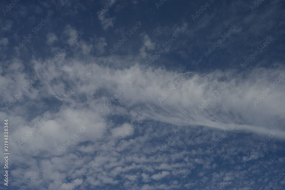 Obraz premium Zarte Federwolken (Cirrus) ziehen über den blauen Himmel.