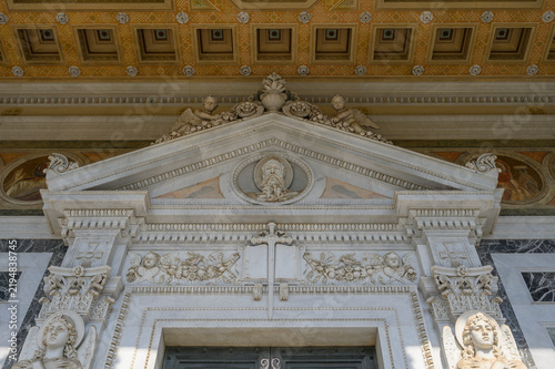 Foto Ornate marble tympanum with relief tondo over central portal at Basilica of Sain