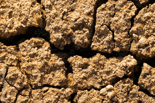Foto Dry cracked earth showing global warming impact, climate change concept, deserti