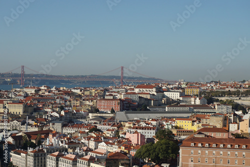 Foto Lisbon cityscape overlooking the Tagus River and 25 de Abril Bridge