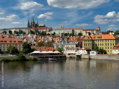 St.-Veits-Kathedrale und Prager Burg mit Blick von der Karlsbrücke – Prag, Tschechien, Europa