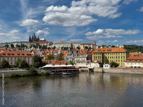 Historische Prager Skyline mit Blick von der Karlsbrücke zur St.-Veits-Kathedrale – Tschechien, Europa