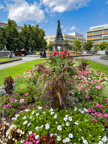 Farbenprächtiges Sommerblumenbeet auf dem Paradeplatz in Mannheim, Deutschland, Europa.