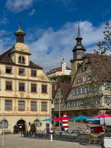 Das historische Rathaus und die Stadtkirche am Marktplatz von Vaihingen an der Enz, Deutschland, Europa