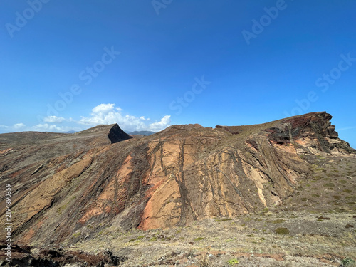 Obraz na plátně Folded red and ochre volcanic strata on the ridge of the Ponta de Sao Lourenco p