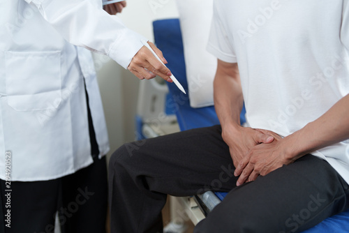 Foto Doctor consulting male patient about reproductive health, discussing symptoms of