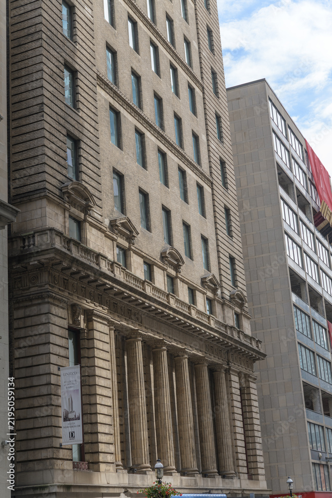 Obraz premium exterior of Trader's Bank Building (Montreal Trust Building) completed 1905, designed by FS Baker, and Carrere & Hastings, 67 Yonge St, Toronto