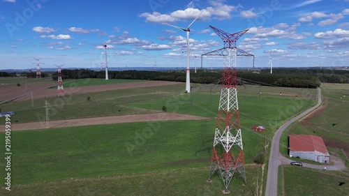 vue aérienne panoramique des éoliennes et des pylônes à haute tension électrique qui produisent et  transportent l'énergie dans la région de Bastogne, en Belgique, près du village de Sibret. 