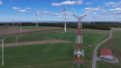 vue aérienne panoramique des éoliennes et des pylônes à haute tension électrique qui produisent et  transportent l'énergie dans la région de Bastogne, en Belgique, près du village de Sibret. 