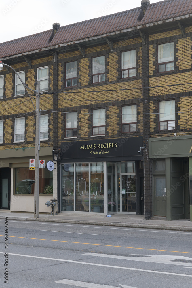 Fototapeta premium distant view of Mom’s Recipes Cafe, a restaurant, located at 136 Avenue Rd, Toronto, in Yorkville