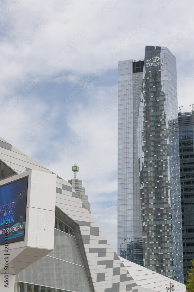 Obraz premium new skyscraper hotel (Delta Hotels, 75 Lower Simcoe St) and architecture roofline of Ripley’s Aquarium of Canada (288 Bremner Blvd), Toronto