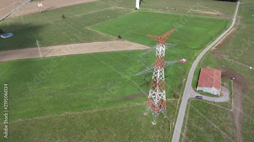 vue aérienne panoramique des éoliennes et des pylônes à haute tension électrique qui produisent et  transportent l'énergie dans la région de Bastogne, en Belgique, près du village de Sibret. 