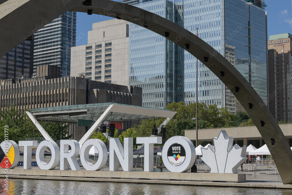 Obraz premium 3D Toronto sign at Nathan Phillips Square, City Hall, 100 Queen St W
